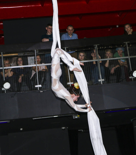 YOSHKAR-OLA, RUSSIE, 08 DÉCEMBRE 2018 : Danse et spectacle acrobatique - l'amour est 2018, de CrazyPole dance and aerial acrobatics Studio
. - Photo, image