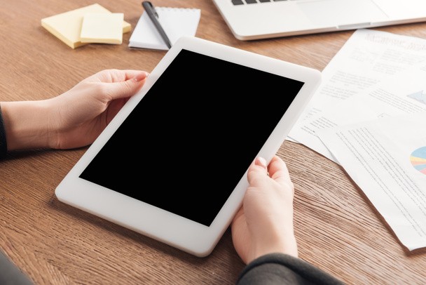 abgeschnittene Ansicht einer Frau mit digitalem Tablet mit leerem Bildschirm am Arbeitsplatz - Foto, Bild