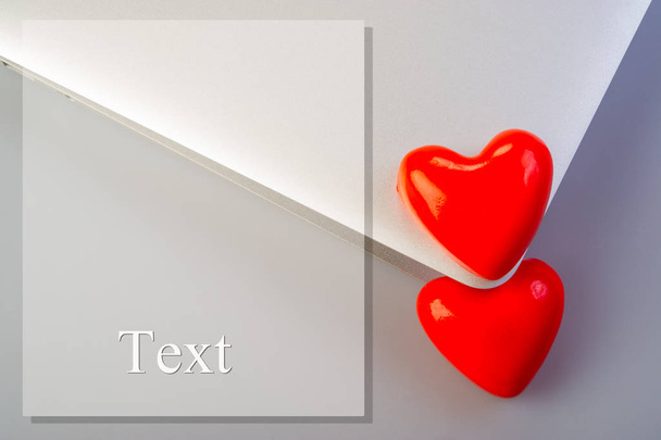 Ευχετήρια κάρτα με κόκκινες καρδιές Αγίου Βαλεντίνου και χώρο για κείμενο και φορητό υπολογιστή - Φωτογραφία, εικόνα