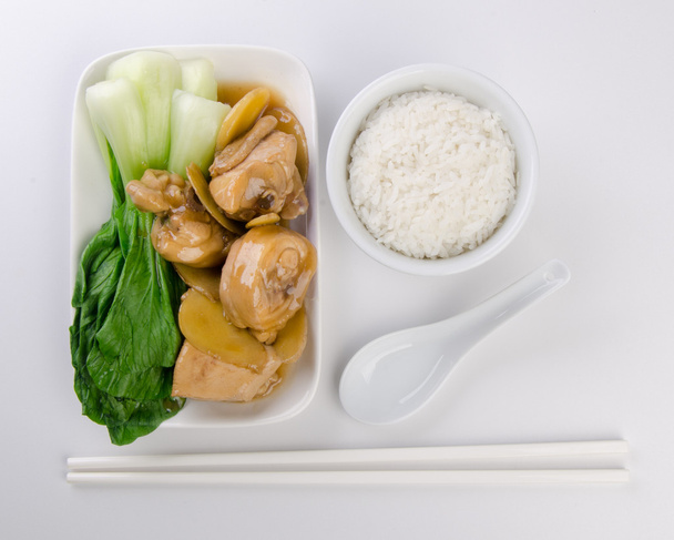 kurczak z ryżem i warzywami w tle - Zdjęcie, obraz