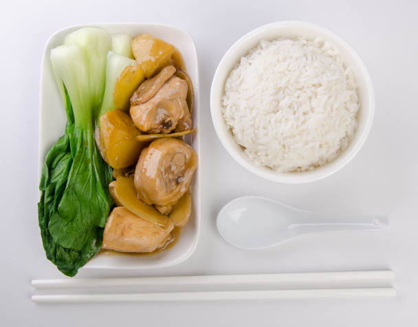 Poulet avec riz et légumes en arrière-plan
 - Photo, image