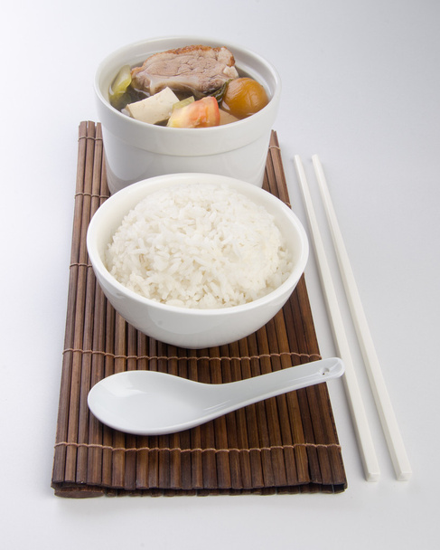 κοτόπουλο με χορταρικά και σούπα στην κατσαρόλα, κινέζικο φαγητό στυλ. - Φωτογραφία, εικόνα