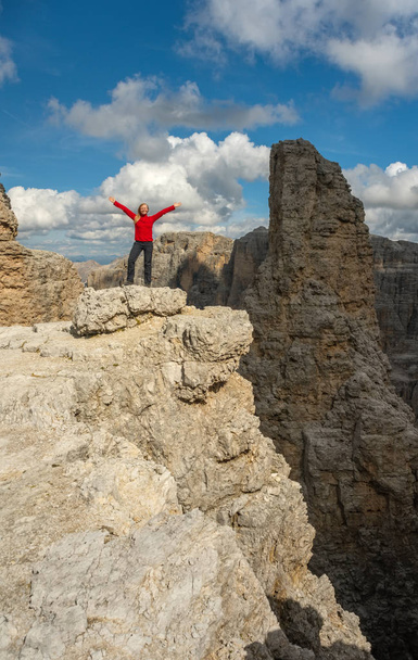 Aktive Wanderer wandern, die Aussicht genießen, die Bergwelt der Dolomiten betrachten - Foto, Bild