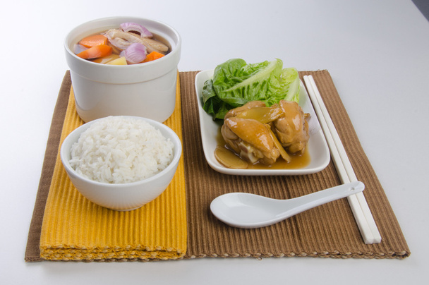 kurczaka i zioło zupa w garnku, chiński karmowy styl. - Zdjęcie, obraz