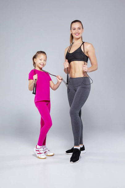 Sportif kadın ve kızı ile ip atlama - Fotoğraf, Görsel