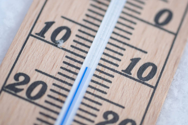 деревянный термометр в снегу с морозильным макросом температуры
 - Фото, изображение