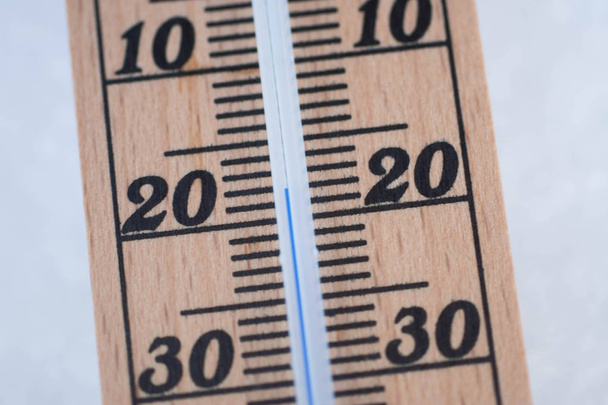 деревянный термометр в снегу с температурой замерзания
 - Фото, изображение