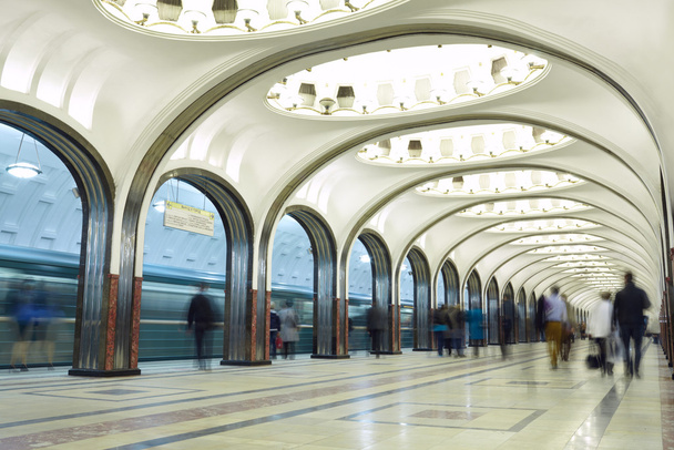 Moción borrosa viajeros en la estación de metro
. - Foto, Imagen