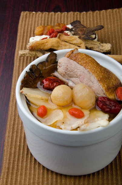 Soupe de poulet et d'herbes en pot, style alimentaire chinois
. - Photo, image