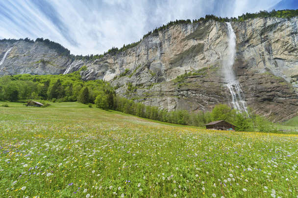 Cascada en el valle de Lauterbrunnen en los Alpes berneses, Swiiss
 - Foto, Imagen