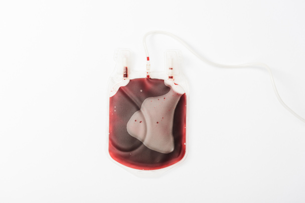 Κάτοψη του στάζει με αίμα που απομονώνονται σε λευκό, έννοια δωρεά αίματος - Φωτογραφία, εικόνα