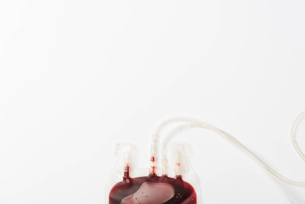 Vista superior del goteo con sangre aislada en blanco, concepto de donación de sangre
 - Foto, imagen