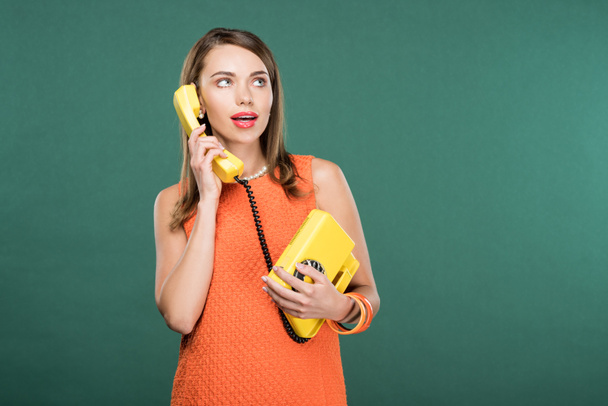 piękny stylowy kobieta rozmawia retro telefon na zielony z miejsca kopiowania tle - Zdjęcie, obraz