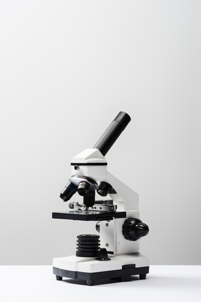 microscopio sobre fondo gris con espacio de copia
 - Foto, Imagen