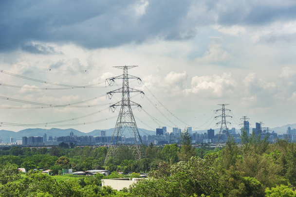 Pilón eléctrico con fondo de horizonte de la ciudad
 - Foto, imagen