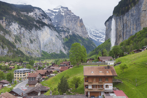 Impresionante paisaje del valle de Lauterbrunnen en los Alpes berneses
,  - Foto, Imagen