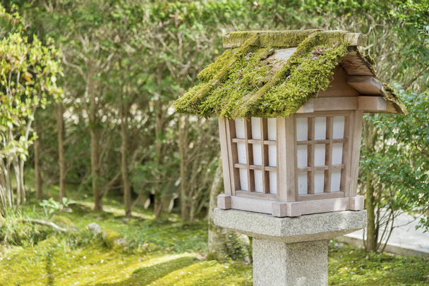 Japanse houten lantaarn in Japanse tuin - Foto, afbeelding