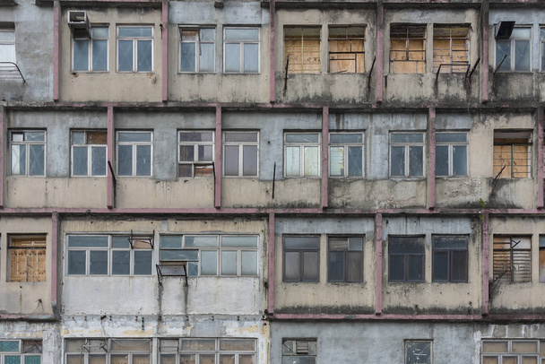 Εγκαταλελειμμένο κτίριο κατοικιών στην πόλη του Χονγκ Κονγκ - Φωτογραφία, εικόνα