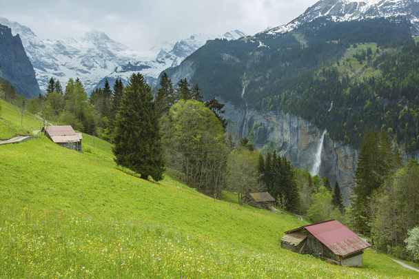 Cabaña y cascada en Lauterbrunnen, Suiza
 - Foto, Imagen