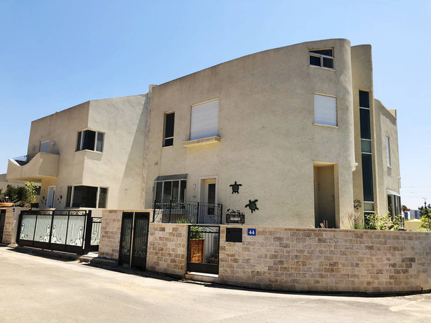 RISHON LE ZION, ISRAEL - June 27, 2018: Modern building Rishon Le Zion, Israel - Foto, Imagen