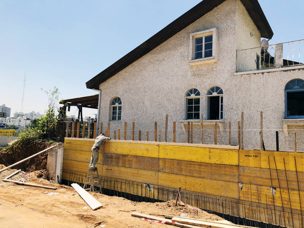 Rišon Le Cijon, Izrael - 27 června 2018: soukromý dům, betonový plot ve výstavbě v Rišon Le Cijon, Izrael - Fotografie, Obrázek