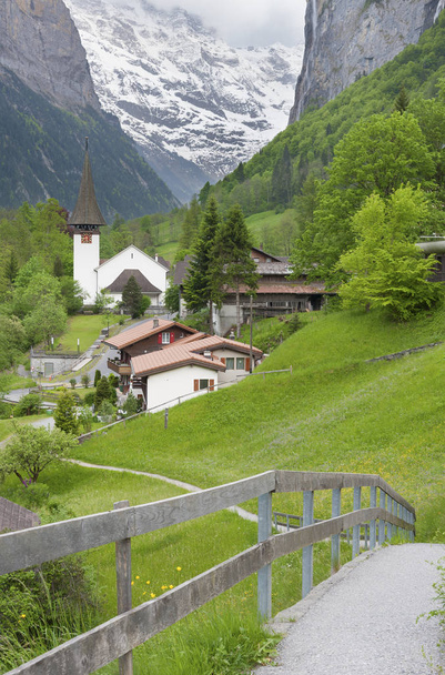  Церква в долині Лаутербруннен, Швейцарія..  - Фото, зображення