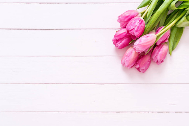 pink tulip flower on wood background with copy space - Fotografie, Obrázek