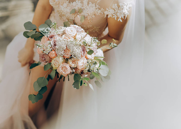 Beauty wedding bouquet in brides hands. Wedding day - Foto, Bild