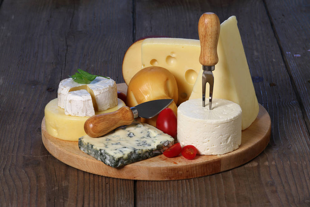 Différents types de fromage sur une planche de bois
 - Photo, image