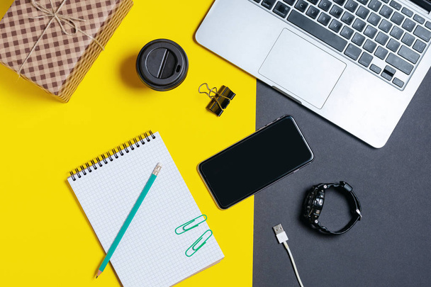 ferramentas de negócios modernos em um fundo amarelo e preto com lugar para espaço de cópia
 - Foto, Imagem