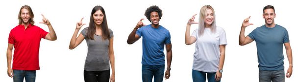 Composición de afroamericanos, hispanos y caucásicos grupo de personas sobre fondo blanco aislado sonriente y seguro gesto con la mano haciendo signo de tamaño con los dedos mientras mira y la cámara. Concepto de medición
. - Foto, Imagen