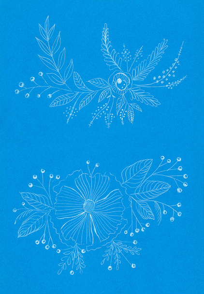 Ilustracja kwiatowy ornament kolor biały na niebieskim tle szkicu  - Zdjęcie, obraz