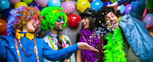 Партія людей святкуючих карнавал або новий рік в клубі партії - Фото, зображення