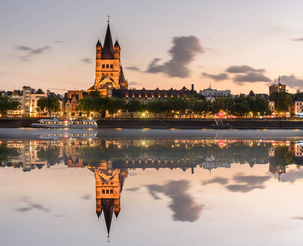 夜と水、ドイツのケルンの反射で照らされた素晴らしいサン ・ マルタン教会. - 写真・画像