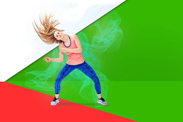 una ragazza in abito sportivo ballando aerobica o esercizio di fitness
 - Foto, immagini