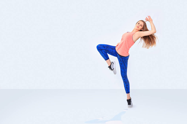 una ragazza in abito sportivo ballando aerobica o esercizio di fitness
 - Foto, immagini