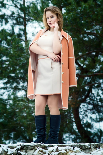 Portrait hivernal de la jeune fille. un manteau orange vif
. - Photo, image
