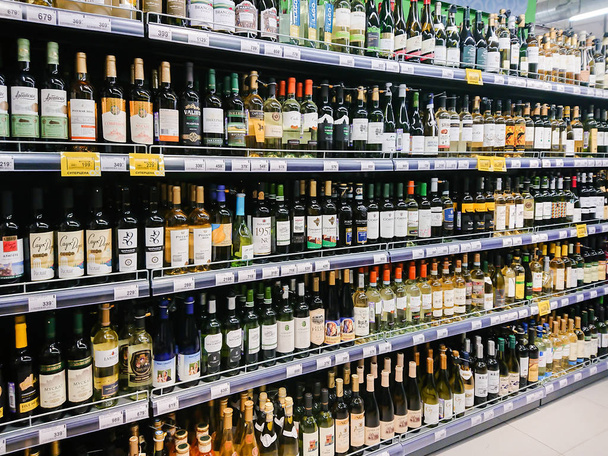 Saratov / Russia - February 5, 2019: Various brands of white wine on the shelves in the supermarket. - Foto, Imagem