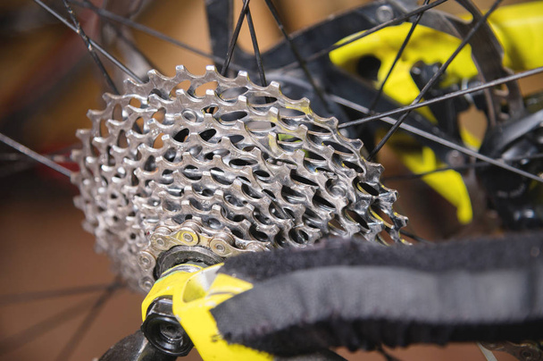 Close-up View of the bike in repair. Gear cassette close-up. Crafting service for mountain bikes. Repair guide for your site - Zdjęcie, obraz