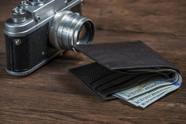 Szovjet retro fényképezőgép és pénztárca, pénzzel - Fotó, kép