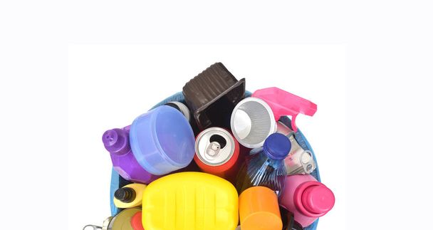 reciclaje de envases de plástico y latas de estaño sobre fondo blanco
 - Foto, imagen
