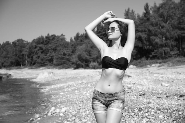 jonge sexy meisje op het eiland ligt in de zomer - Foto, afbeelding