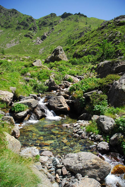 Aguas claras y dulces que fluyen en torrentes alpinos del valle de Aosta, Italia
. - Foto, imagen