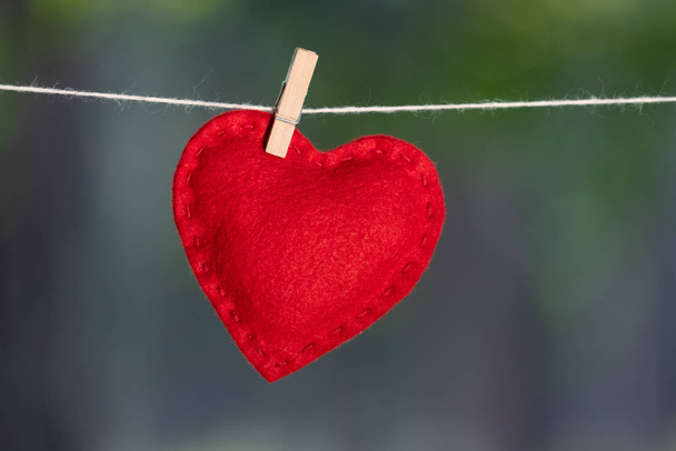 Valentinstag-Karte mit rotem Herz auf verschwommenem Hintergrund - Foto, Bild
