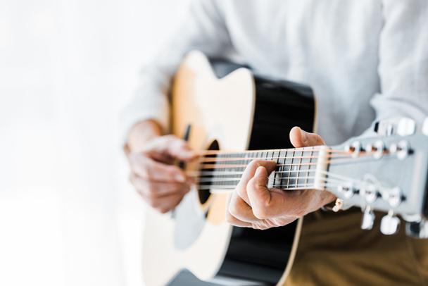 περικοπεί θέα ανώτερος άνθρωπος παίζει ακουστική κιθάρα στο σπίτι - Φωτογραφία, εικόνα