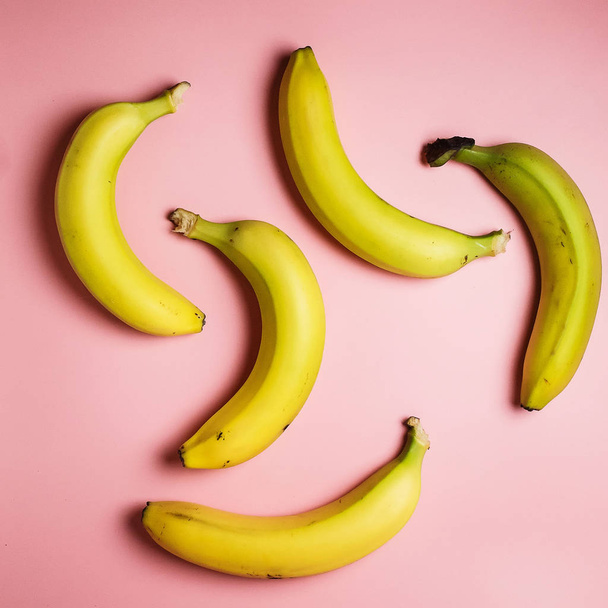 banány na růžovém pozadí. Módní fotografie banánů na pozadí, krásný vzor - Fotografie, Obrázek