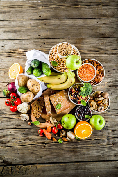 Zdravé jídlo. Výběr dobré sacharidových zdrojů, potraviny bohaté na vlákniny. Nízký glykemický index stravy. Čerstvá zelenina, ovoce, obiloviny, luštěniny, ořechy, zeleninu. Dřevěné pozadí kopie prostor - Fotografie, Obrázek