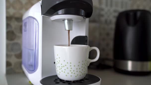 Domácí kapslový kávovar připraví šálek čerstvé kávy - koncept energický ráno. Oblak páry na konci vaření - Záběry, video