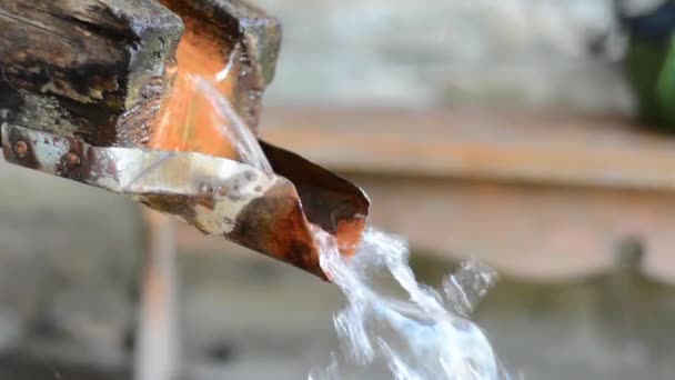 el agua más pura fluye de la tubería
 - Metraje, vídeo