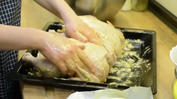 Marinování a vaření kuře na pečení. - Záběry, video